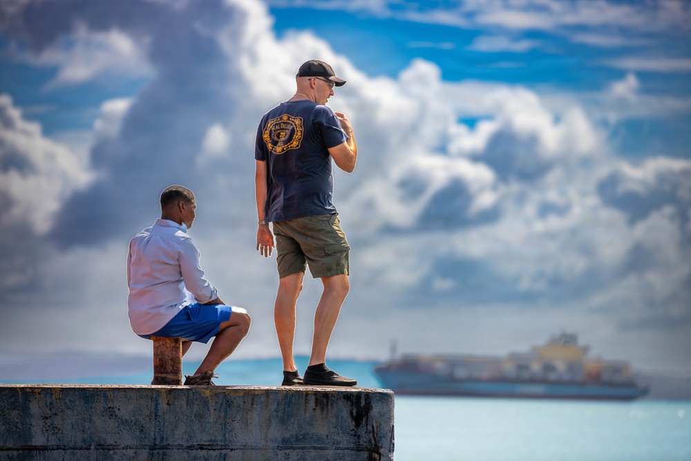 U.S. Navy and Panamanian services dive together during a Salvage Exercise