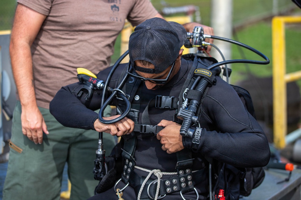 U.S. Navy and Panamanian services dive together during a Salvage Exercise