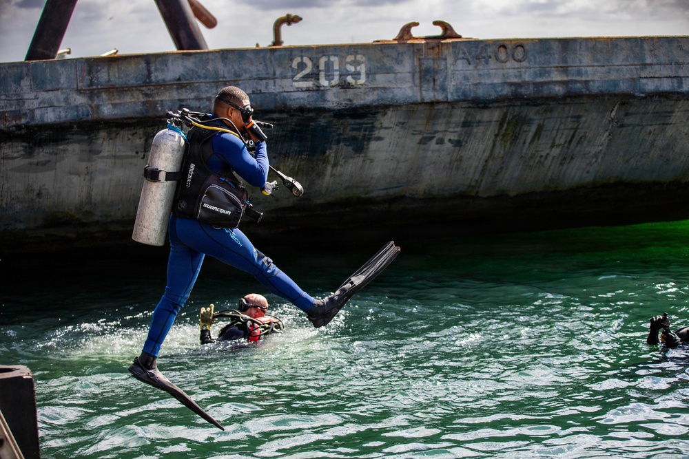 U.S. Navy and Panamanian services dive together during a Salvage Exercise