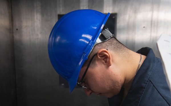 Ronald Reagan Sailors Perform Maintenance