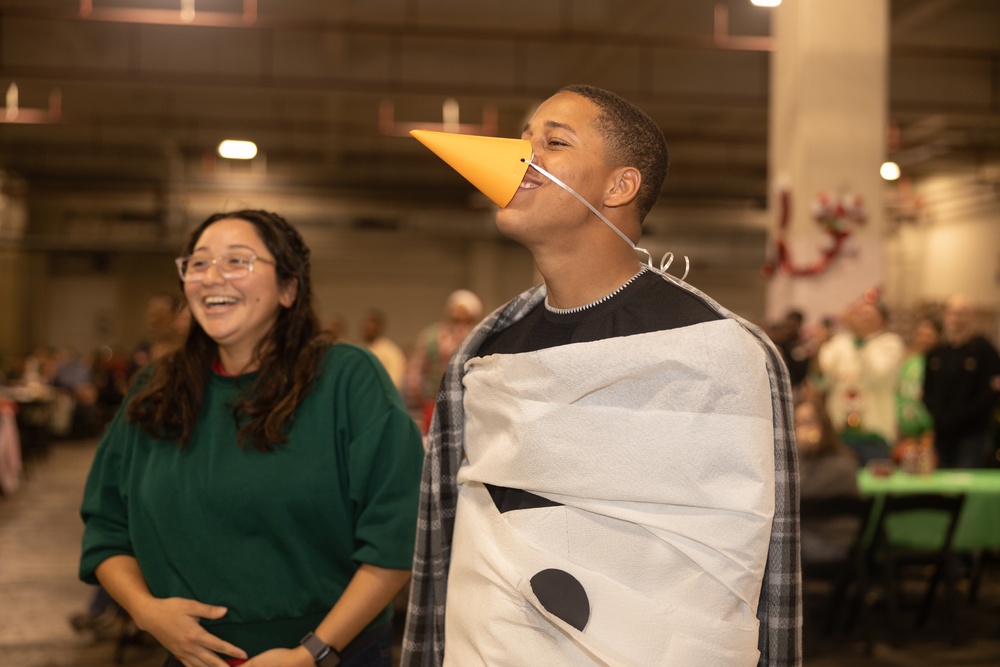 CLR-35 Holds Holiday Party for Marines, Families