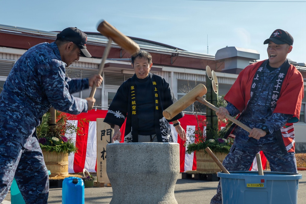 Fleet Air Wing 31 hosts a traditional Mochitsuki event