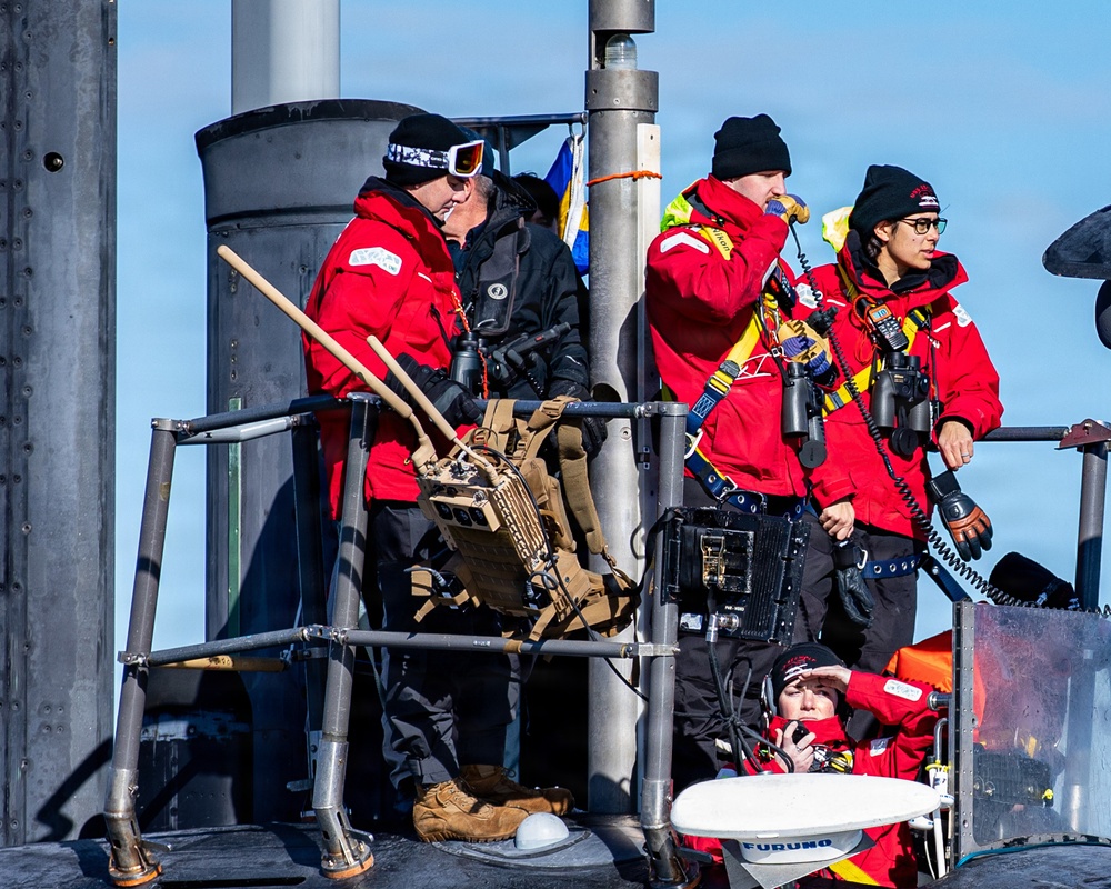 USS Seawolf (SSN 21) pulls into Fleet Activities Yokosuka