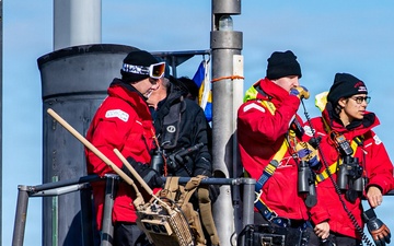 USS Seawolf (SSN 21) pulls into Fleet Activities Yokosuka