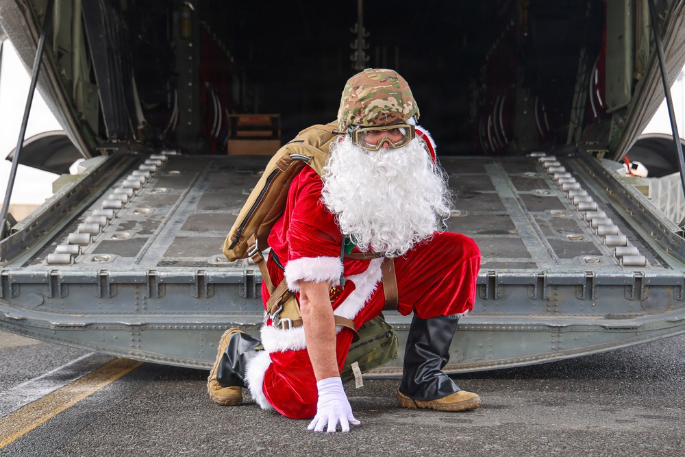 Santa Visits the 386th AEW