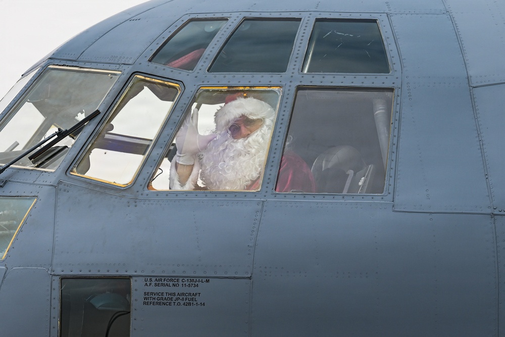 Santa Visits the 386th AEW