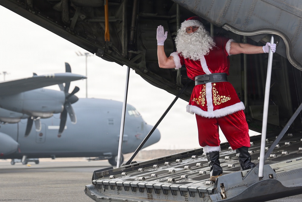 Santa Visits the 386th AEW