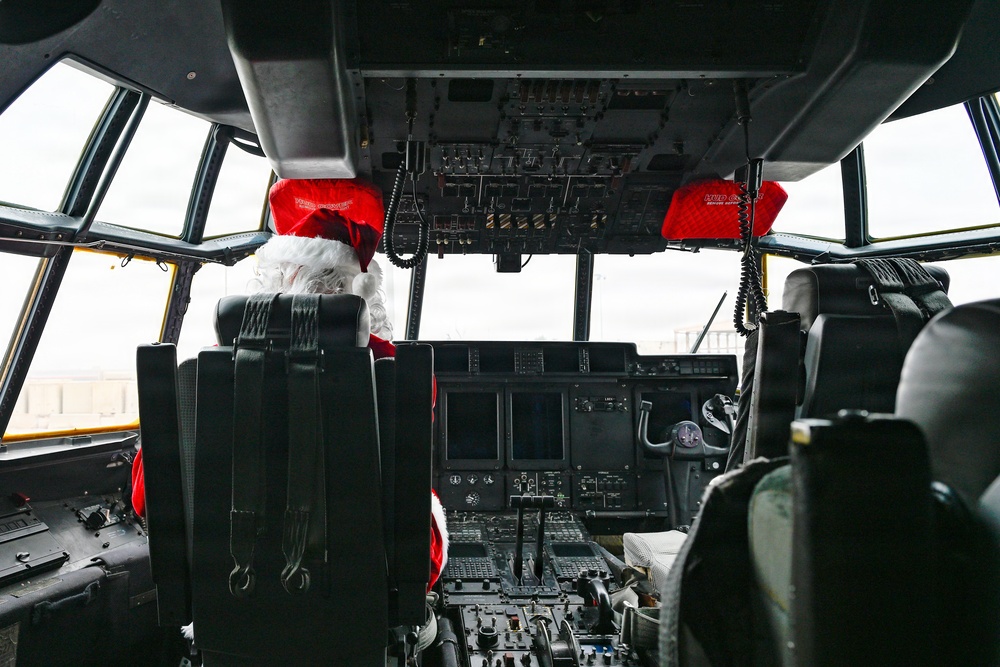 Santa Visits the 386th AEW
