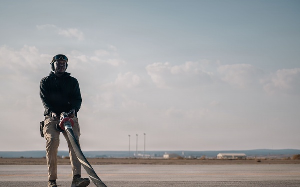 332 ELRS conducts first hot-pit refuel with R-20 expeditionary refueling system