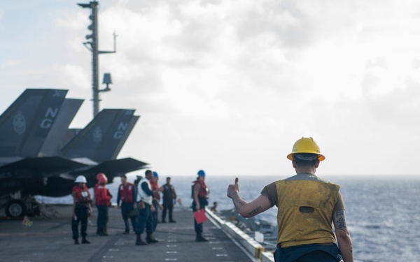 Abraham Lincoln conducts a fueling-at-sea with Henry J. Kaiser