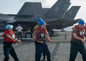 Abraham Lincoln conducts a fueling-at-sea with Henry J. Kaiser