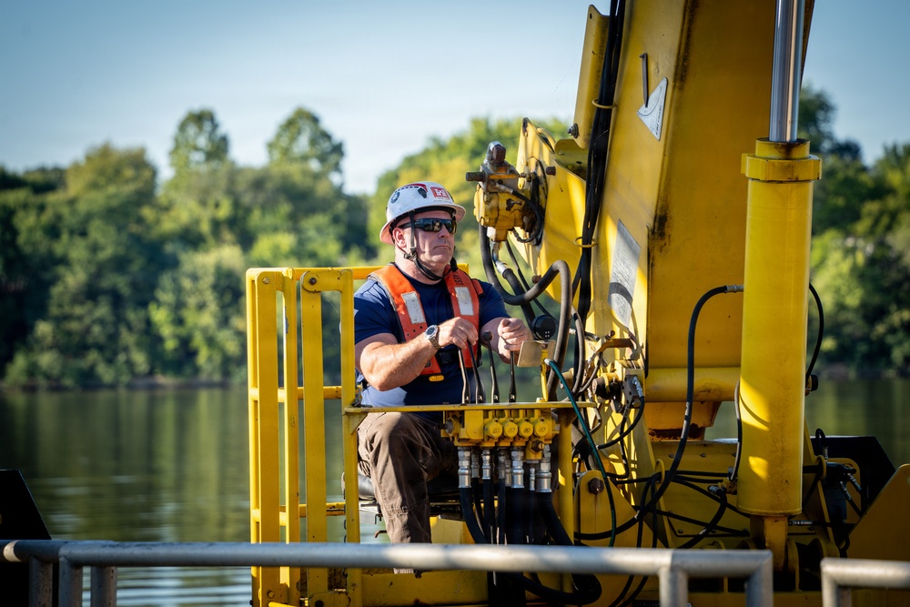 Louisville District Dive Team makes a splash at McAlpine Locks and Dam