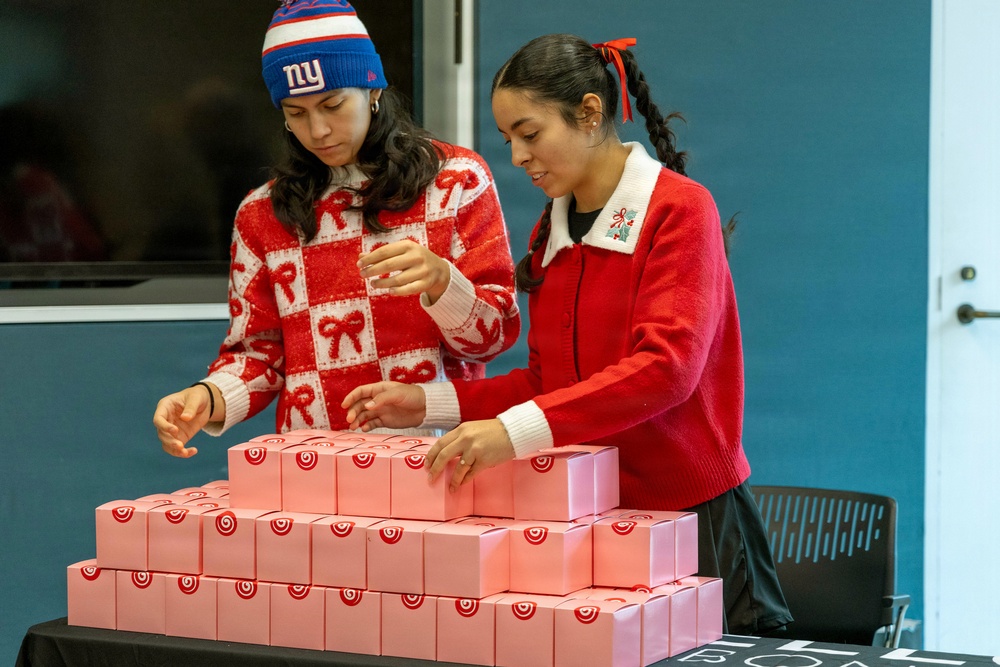 Walter Reed celebrates holidays with annual Christmas party