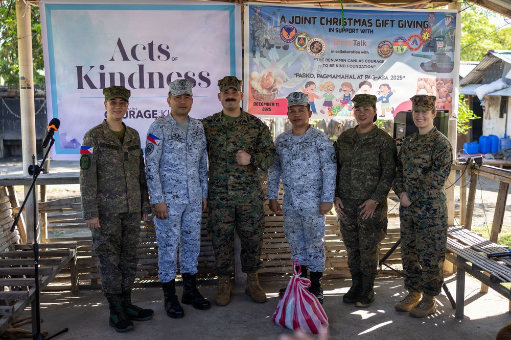 MRF-SEA, Philippine Service Members Support Filipino Communities During Local Holiday Outreach