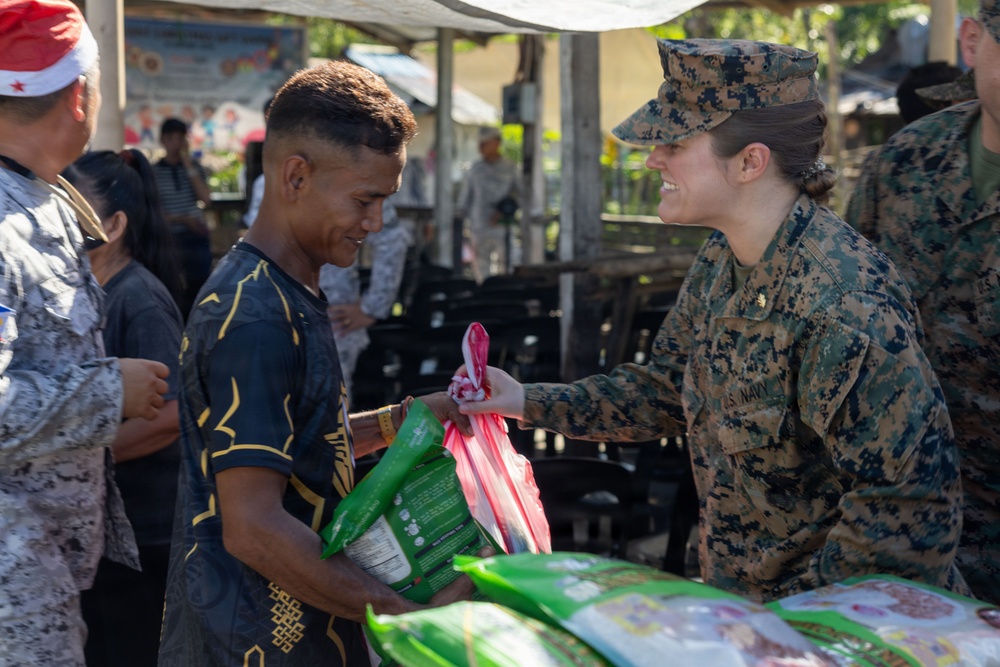 MRF-SEA, Philippine Service Members Support Filipino Communities During Local Holiday Outreach