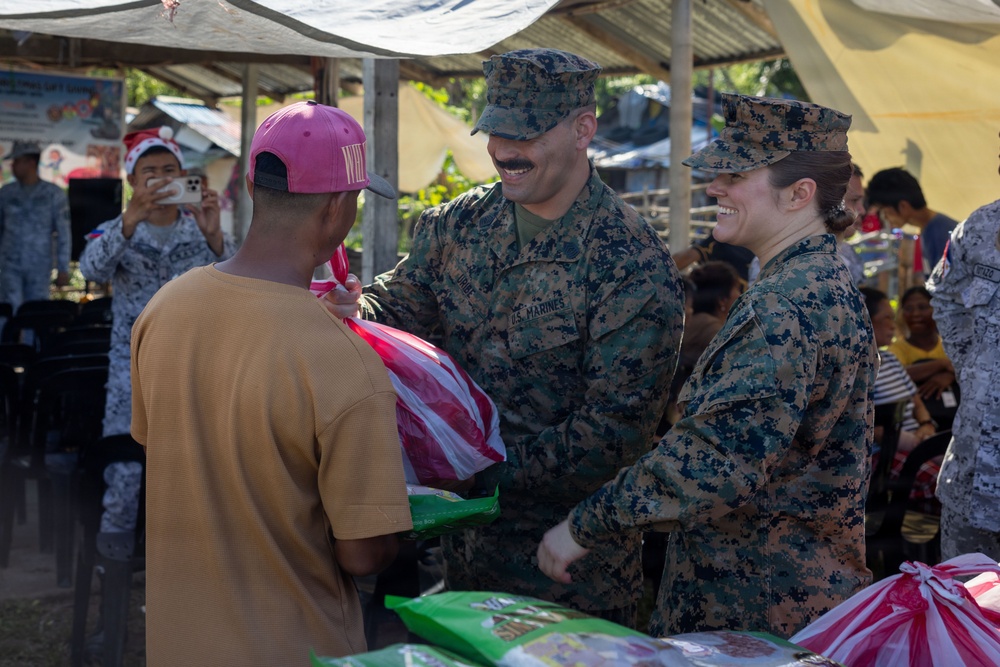 MRF-SEA, Philippine Service Members Support Filipino Communities During Local Holiday Outreach