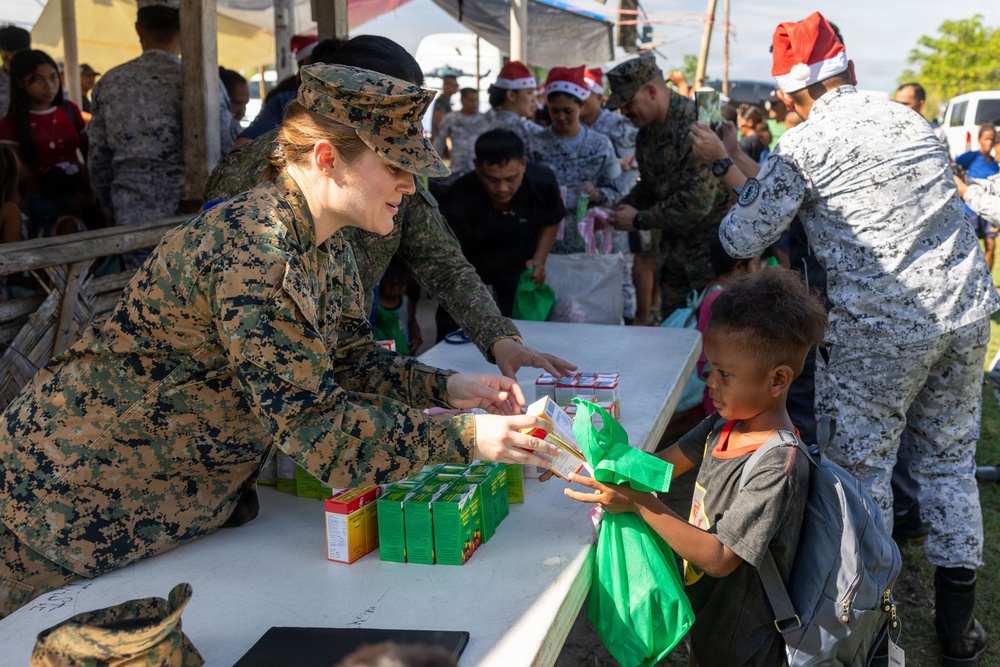 MRF-SEA, Philippine Service Members Support Filipino Communities During Local Holiday Outreach