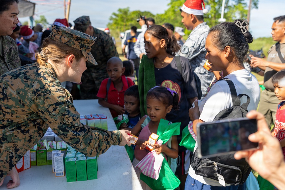 MRF-SEA, Philippine Service Members Support Filipino Communities During Local Holiday Outreach
