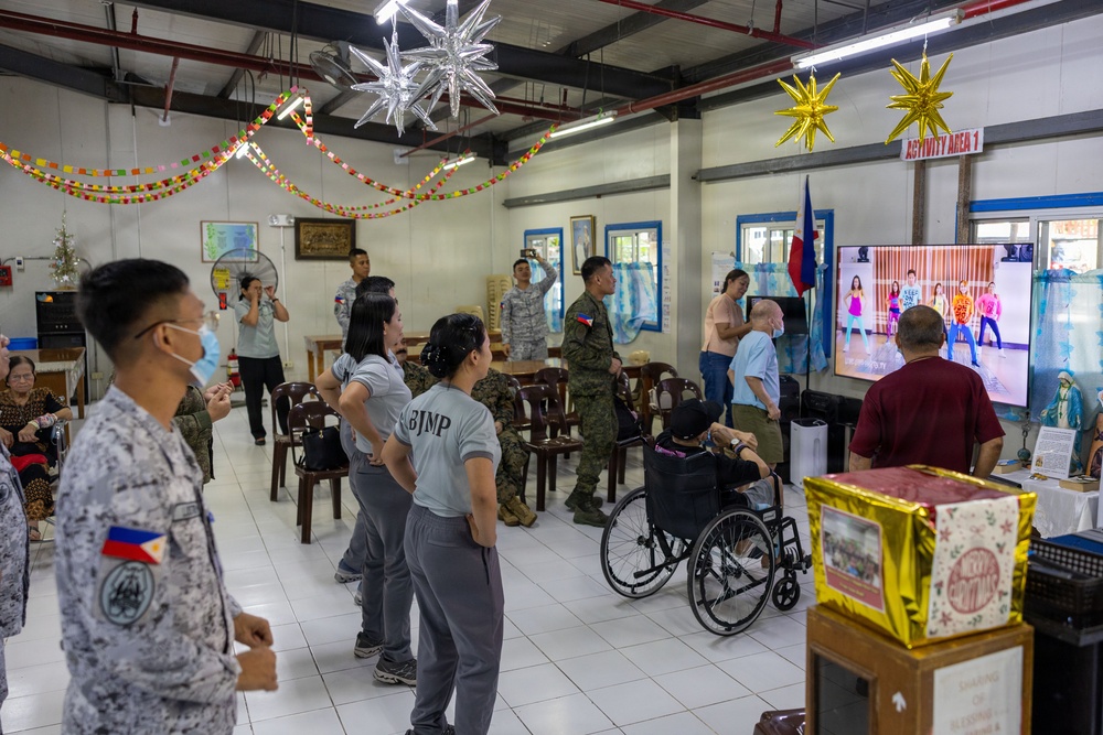 MRF-SEA, Philippine Service Members Support Filipino Communities During Local Holiday Outreach