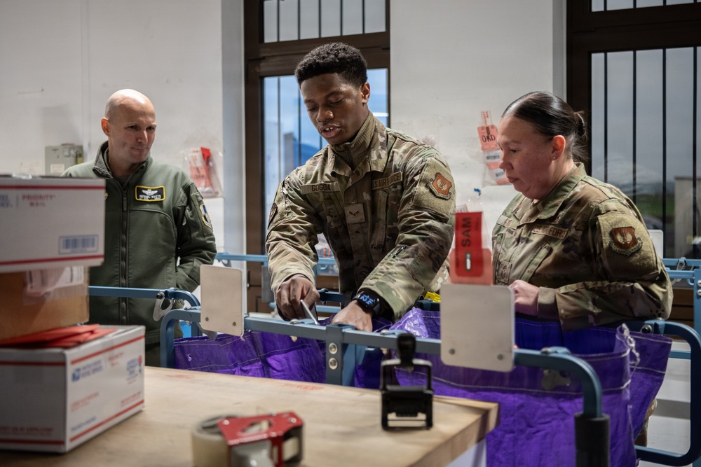 52nd Fighter Wing leaders, volunteers pitch in to get last-minute holiday mail to Airmen serving overseas at Spangdahlem Air Base