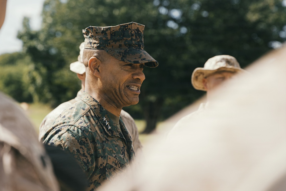 II MEF CG Visits 22nd MEU(SOC) in Puerto Rico