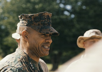 II MEF CG Visits 22nd MEU(SOC) in Puerto Rico