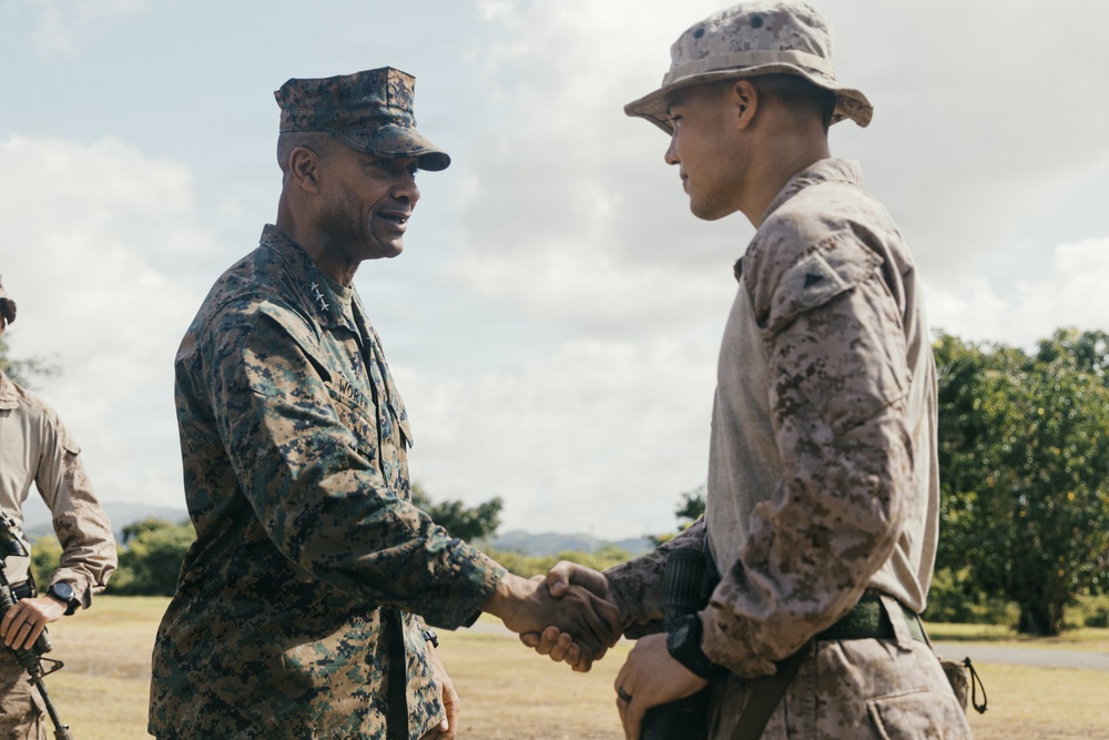 II MEF CG Visits 22nd MEU(SOC) in Puerto Rico