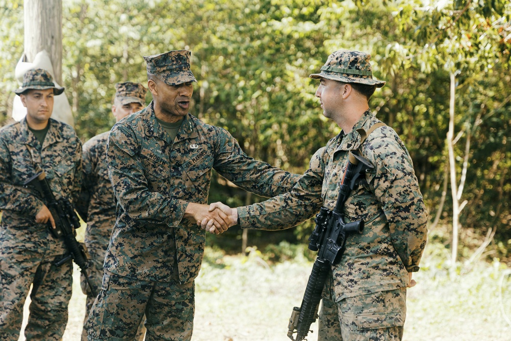 II MEF CG Visits 22nd MEU(SOC) in Puerto Rico