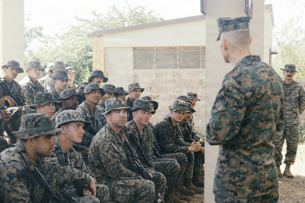 II MEF CG Visits 22nd MEU(SOC) in Puerto Rico