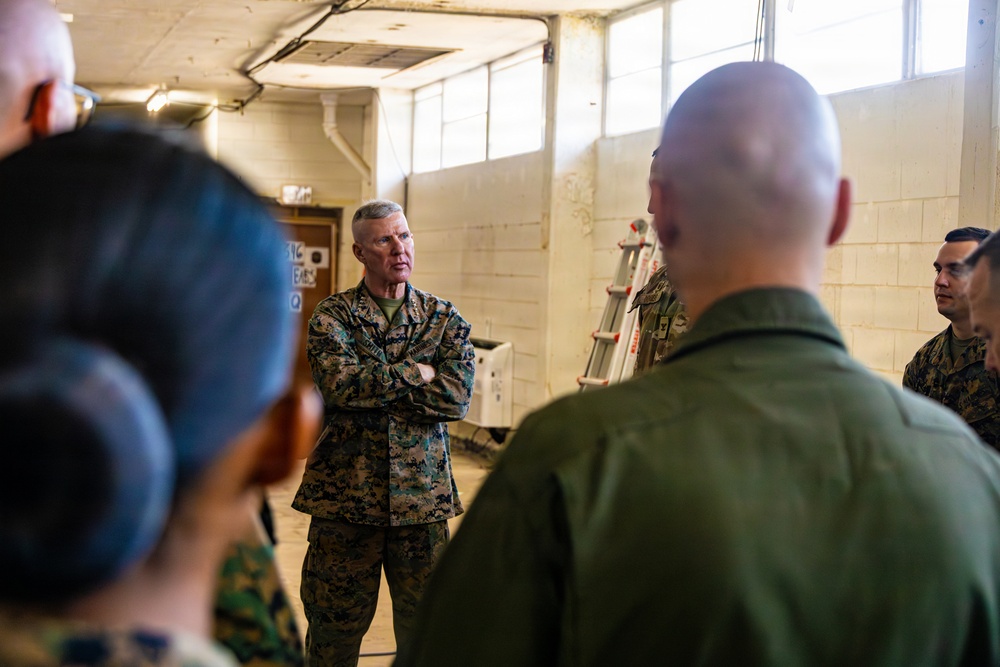The Commandant, Gen. Eric M. Smith visits VMFA-225 and the 22nd MEU