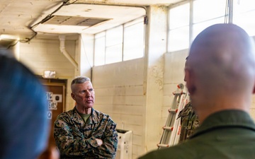 The Commandant, Gen. Eric M. Smith visits VMFA-225 and the 22nd MEU