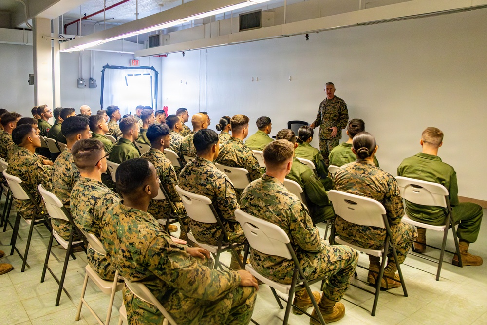 The Commandant, Gen. Eric M. Smith visits VMFA-225 and the 22nd MEU