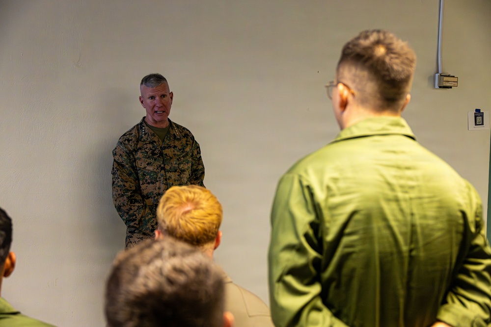 The Commandant, Gen. Eric M. Smith visits VMFA-225 and the 22nd MEU