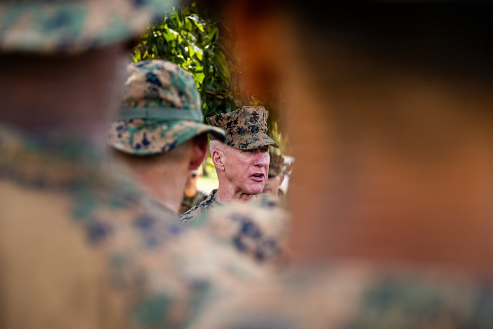 The Commandant, Gen. Eric M. Smith visits VMFA-225 and the 22nd MEU