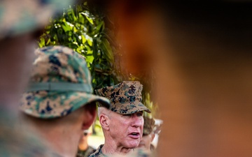 The Commandant, Gen. Eric M. Smith visits VMFA-225 and the 22nd MEU