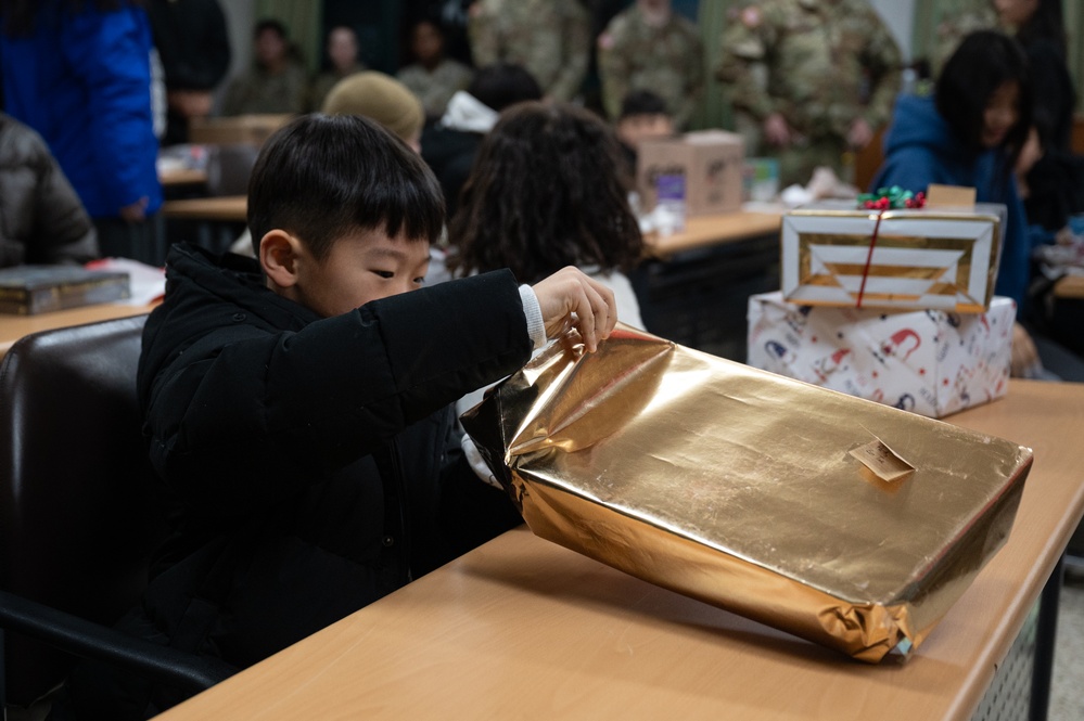 Raiders Ruck Holiday Cheer to Local Orphanage