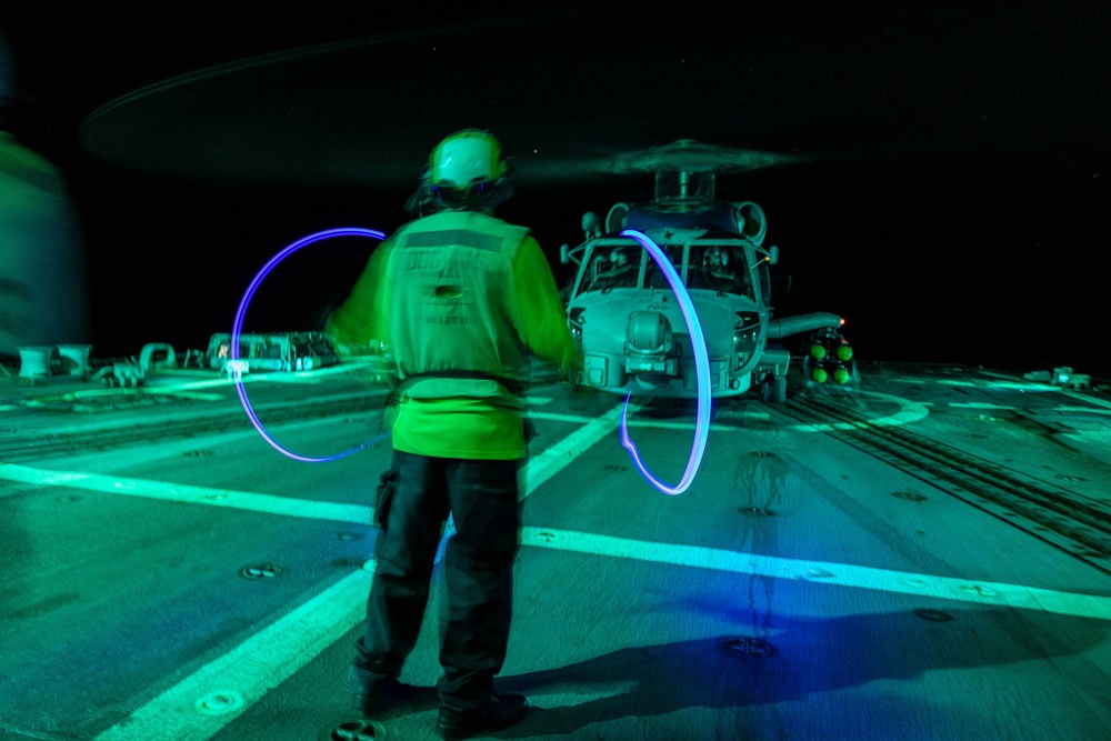 USS Thomas Hudner (DDG 116) Conducts Night Flight Operations