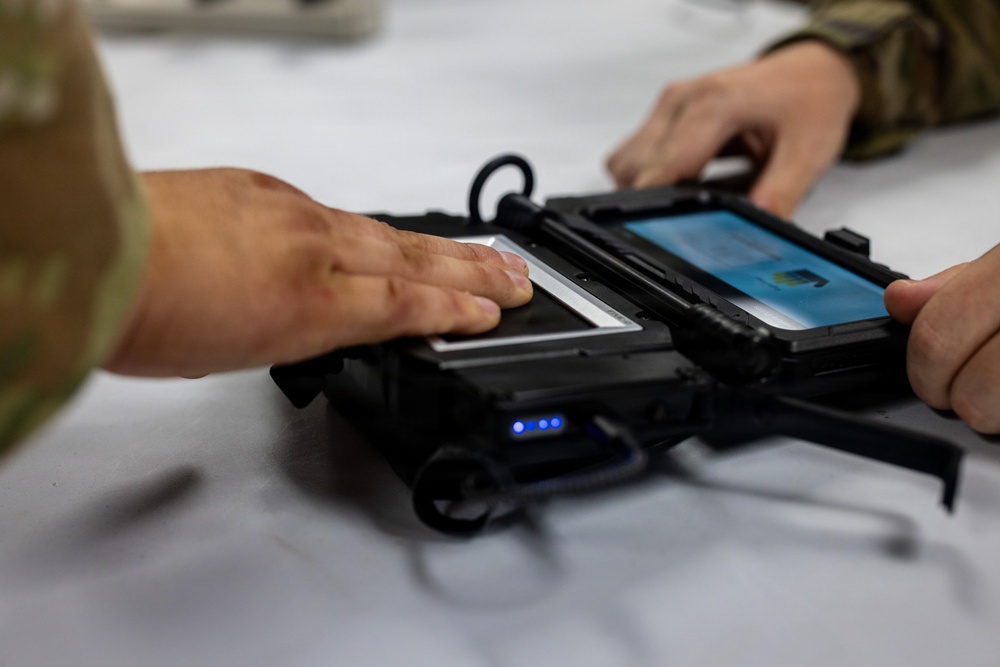 Military Police Train on Javelin: Mobile Biometric Collection