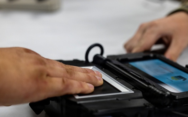 Military Police Train on Javelin: Mobile Biometric Collection