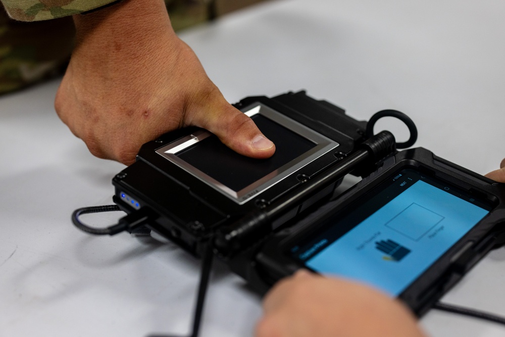 Military Police Train on Javelin: Mobile Biometric Collection