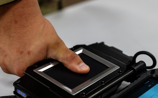 Military Police Train on Javelin: Mobile Biometric Collection