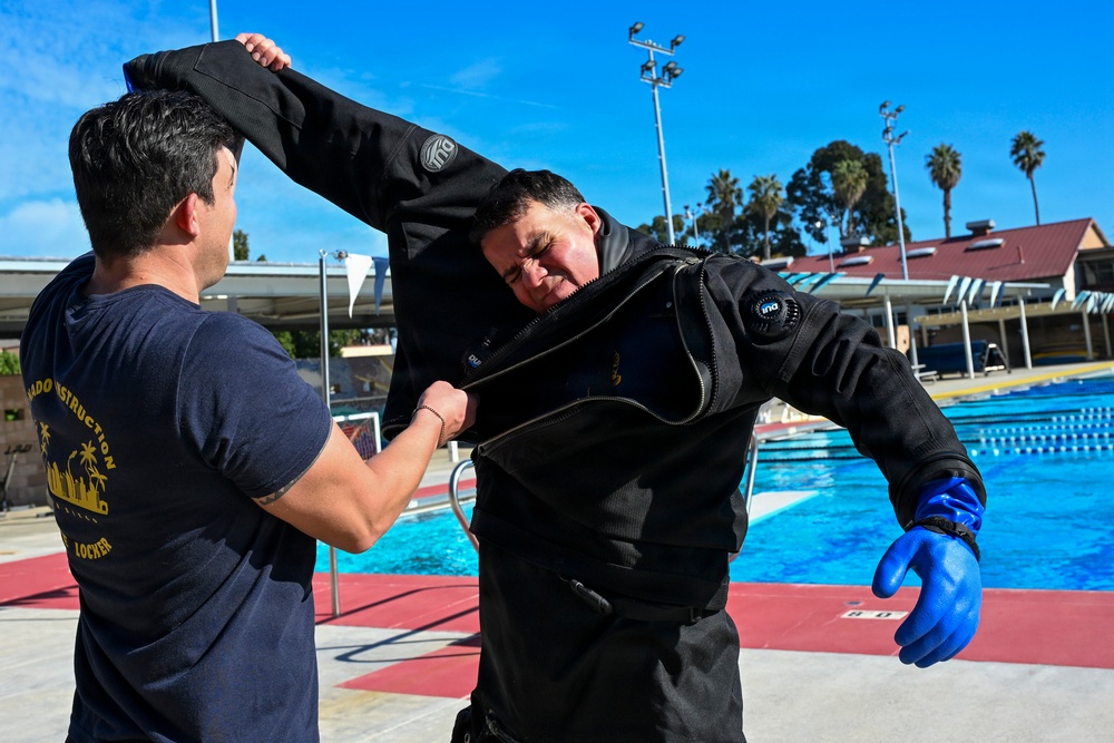 NAVFAC EXWC Divers Conduct Dry Suit Familiarization for Arctic Operation