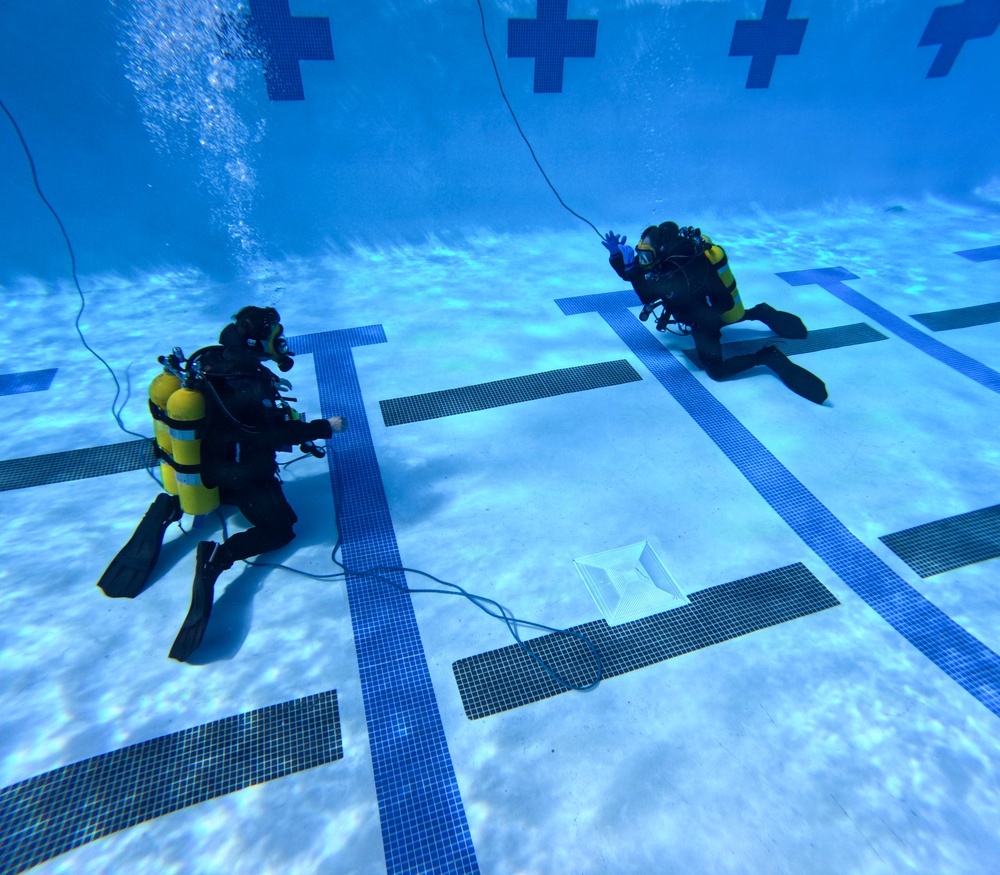 NAVFAC EXWC Divers Conduct Dry Suit Familiarization for Arctic Operation