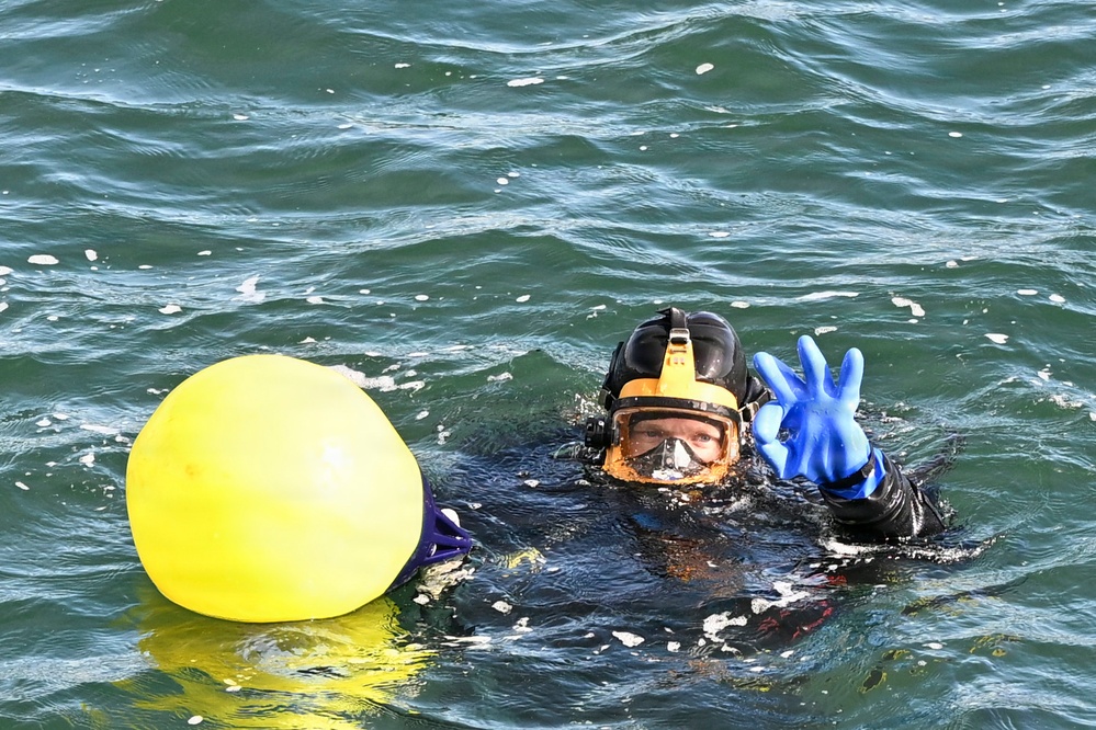 NAVFAC EXWC Divers Conduct Dry Suit Familiarization for Arctic Operation