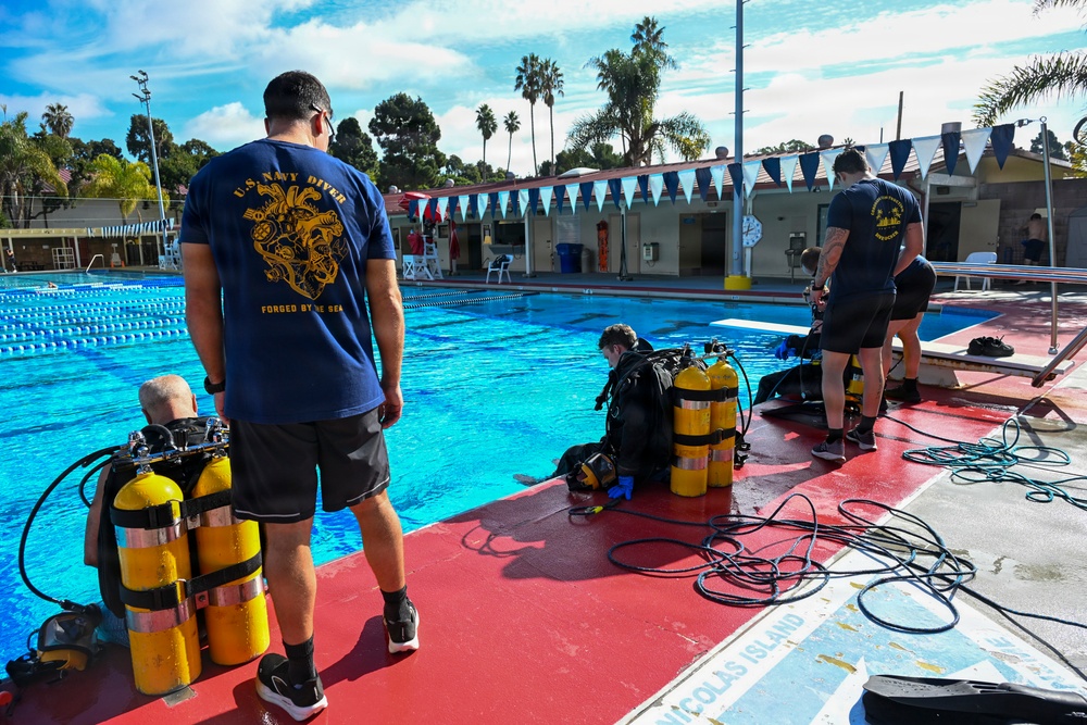 NAVFAC EXWC Divers Conduct Dry Suit Familiarization for Arctic Operation