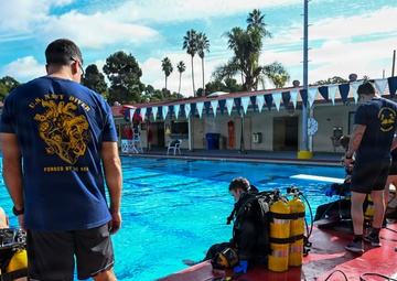 NAVFAC EXWC Divers Conduct Dry Suit Familiarization for Arctic Operation