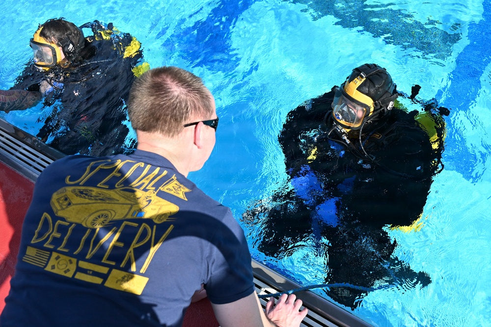 NAVFAC EXWC Divers Conduct Dry Suit Familiarization for Arctic Operation