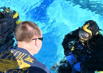 NAVFAC EXWC Divers Conduct Dry Suit Familiarization for Arctic Operation
