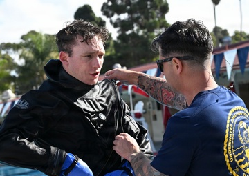 NAVFAC EXWC Divers Conduct Dry Suit Familiarization for Arctic Operation