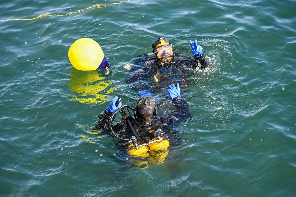 NAVFAC EXWC Divers Conduct Dry Suit Familiarization for Arctic Operation